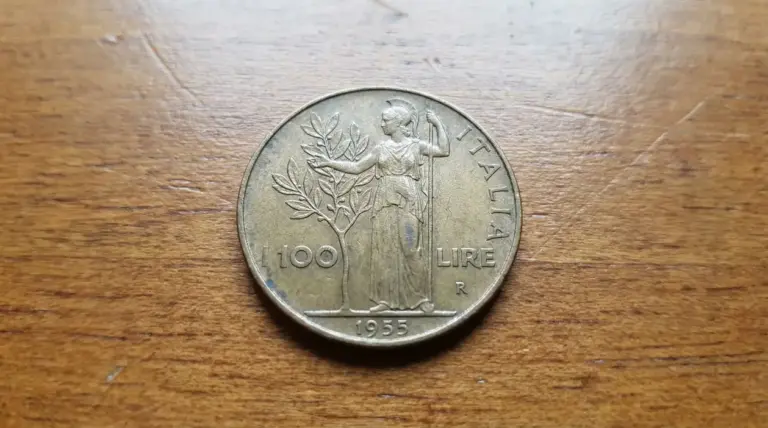 Moneta da 100 lire del 1955 su superficie in legno