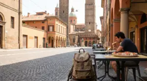 Persona che mangia una pizza all'aperto in una piazza storica italiana con due torri sullo sfondo